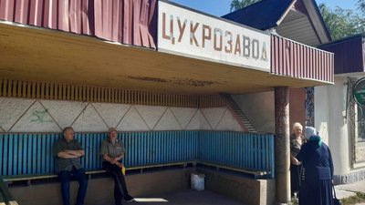 Зупинка громадського транспорту у Старокостянтинові також зазнала ушкоджень внаслідок вибухової хвилі, 6 серпня 2023. Зупинка громадського транспорту у Старокостянтинові також зазнала ушкоджень внаслідок вибухової хвилі, 6 серпня 2023.