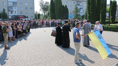 У Шумській громаді рідні, знайомі та односельці прощаються з бійцем Олегом Ярмолюком