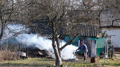 Спалюють опале листя та суху траву: на Житомирщині тривають рейди із виявлення порушників Спалюють опале листя та суху траву: на Житомирщині тривають рейди із виявлення порушників