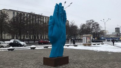 У Дніпрі встановили скульптуру «Синя рука» румунця Богдана Раци. Що вона символізує (ВІДЕО)