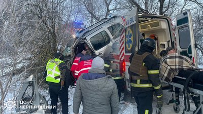 ДТП на Чернігівщині: внаслідок ДТП водія затиснуло у власному авто