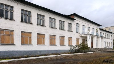 На подвір'ї пошкодженої школи в Свесі на Сумщині висадили дерева На подвір'ї пошкодженої школи в Свесі на Сумщині висадили дерева