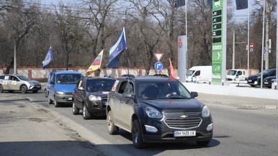 "Локдаун вбиває". В Одесі підприємці влаштували автопробіг проти карантинних обмежень "Локдаун вбиває". В Одесі підприємці влаштували автопробіг проти карантинних обмежень