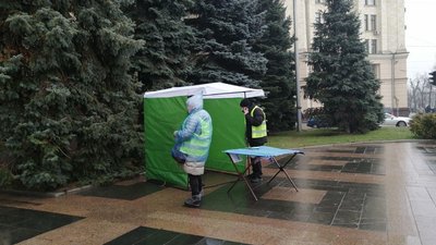 Біля Харківської обладміністрації встановили намет: збирають підписи Біля Харківської обладміністрації встановили намет: збирають підписи