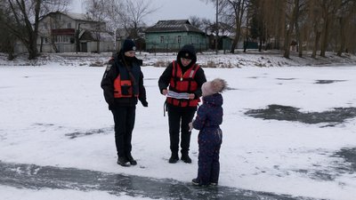 Правила поведінки на льоду: у Чернігові рятувальники та патрульні провели рейд на водоймах міста