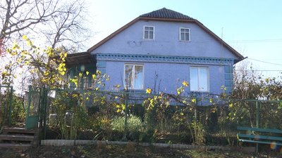 Пенсіонери поміняли столичне життя на сільське. Тепер на Хмельниччині господарюють для себе та армії