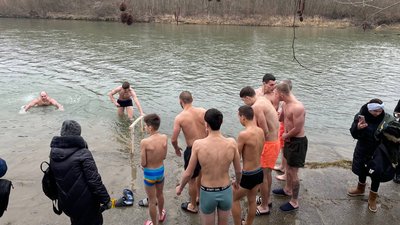 На Водохреще люди занурилися в Бистрицю Надвірнянську На Водохреще люди занурилися в Бистрицю Надвірнянську