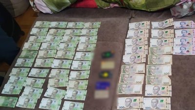 Гроші, які вилучили правоохоронці в учасників злочинної групи, Тернопіль, 8 квітня, 2024 Гроші, які вилучили правоохоронці в учасників злочинної групи, Тернопіль, 8 квітня, 2024