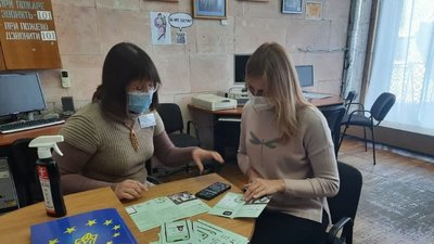 У херсонській бібліотеці допомагають оформити COVID-сертифікат у додатку "Дія"