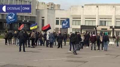 У центрі Сум влаштували акцію протесту проти подорожчання проїзду у маршрутках У центрі Сум влаштували акцію протесту проти подорожчання проїзду у маршрутках