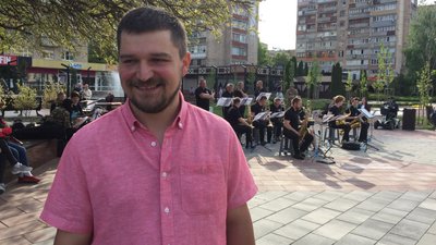 Джаз просто неба: в Черкасах відбувся концерт на підтримку ЗСУ Джаз просто неба: в Черкасах відбувся концерт на підтримку ЗСУ