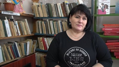 У Запорізькій області жінка самотужки оновлює сільську бібліотеку У Запорізькій області жінка самотужки оновлює сільську бібліотеку