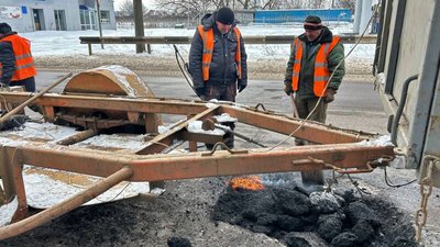 Ремонт доріг на Волині, латають ями Луцьк Волинь, холодне асфальтування