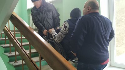 "Не пандус, а злітна смуга": подружжя волинян на кріслах колісних скаржаться на бар'єри в Ковелі "Не пандус, а злітна смуга": подружжя волинян на кріслах колісних скаржаться на бар'єри в Ковелі