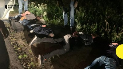 У Києві затримали людей, які допомагали незаконно виїжджати за кордон