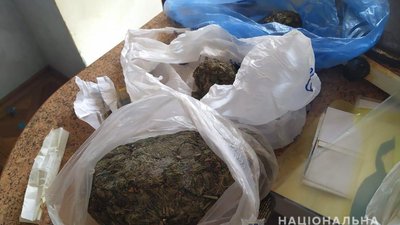 В іноземців на Черкащині виявили зброю та наркотики В іноземців на Черкащині виявили зброю та наркотики
