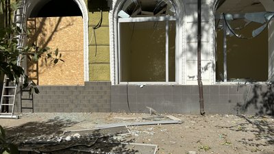 "Було чутно свист, я сховалась під стіл, посипалось скло, а потім знову свист": херсонці розповіли про чергову атаку РФ "Було чутно свист, я сховалась під стіл, посипалось скло, а потім знову свист": херсонці розповіли про чергову атаку РФ