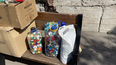 Гроші від переробки йдуть на закупівлю дронів. У Дніпрі волонтери збирають пластикові кришки Гроші від переробки йдуть на закупівлю дронів. У Дніпрі волонтери збирають пластикові кришки