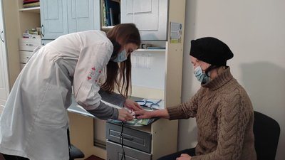 Їздять у віддалені села: як мобільні бригади в громаді на Волині вакцинують проти COVID-19