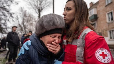 Жінка плаче біля свого зруйнованого будинку у Кривому Розі, 16 грудня 2022 року