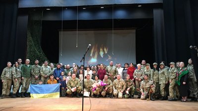 Реабілітація через сцену театру. У Калуші презентують виставу з учасниками бойових дій Реабілітація через сцену театру. У Калуші презентують виставу з учасниками бойових дій