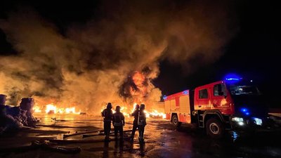 Вночі у Запоріжжі спалахнула вторсировина, пожежу гасили понад 50 рятувальників