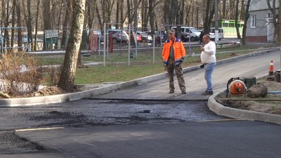 Цьогоріч у Хмельницькому планують відремонтувати шість прибудинкових територій та розпочати ремонт ще однієї. Фото: Суспільне. Поділля. Цьогоріч у Хмельницькому планують відремонтувати шість прибудинкових територій та розпочати ремонт ще однієї. Фото: Суспільне. Поділля.