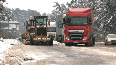 Дорожники розчищають сніг