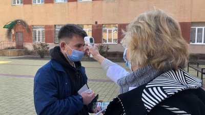 Черга у два ряди, маски й антисептики: як в Ужгороді складали пробне ЗНО Черга у два ряди, маски й антисептики: як в Ужгороді складали пробне ЗНО