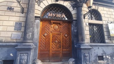 На Львівщині музейники підготували експонати до можливих бойових дій в області