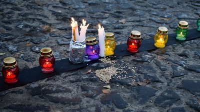 У Луцьку запалили "свічки пам'яті" та молилися за жертв Голодомору У Луцьку запалили "свічки пам'яті" та молилися за жертв Голодомору
