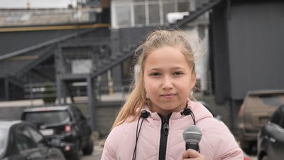 "Я співаю, щоб допомогти". У Сумах дівчинка збирає кошти для підрозділу батька