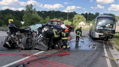Зіткнення автомобіля з пасажирським автобусом: на Вінниччині загинули чотири людини