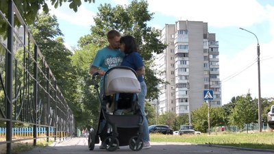 Сидіти вдома не можуть: у Черкасах подружжя волонтерить із двомісячною дитиною