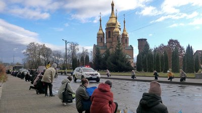 В Ямполі Сумської області провели в останню путь військового Віктора Федченка В Ямполі Сумської області провели в останню путь військового Віктора Федченка