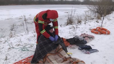 Якщо провалилися на льоду: волинські рятувальники показали, як врятуватися з-під крижаної пастки Якщо провалилися на льоду: волинські рятувальники показали, як врятуватися з-під крижаної пастки