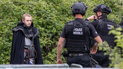 В Уельсі вулицями ходив "лицар" з іграшковим мечем В Уельсі вулицями ходив "лицар" з іграшковим мечем