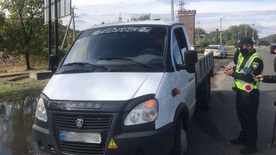 Один порушник за годину патрулювання. У Кропивницькому перевіряють чи увімкнені фари машин