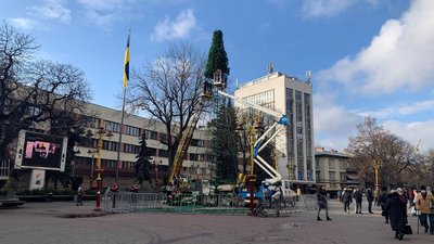 В Івано-Франківську до кінця тижня встановлять новорічну ялинку