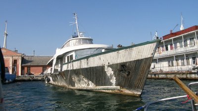В Одесі водолази США та України підняли з моря затонулий "катер Брежнєва" В Одесі водолази США та України підняли з моря затонулий "катер Брежнєва"