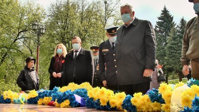 У Хмельницькому щороку в День пам'яті та апримирення до меморіального окмплексу прих-одять люди, аби віддати шану полеглим у Другій Свійтовій війні. Фото: Суспільне. Поділля. У Хмельницькому щороку в День пам'яті та апримирення до меморіального окмплексу прих-одять люди, аби віддати шану полеглим у Другій Свійтовій війні. Фото: Суспільне. Поділля.