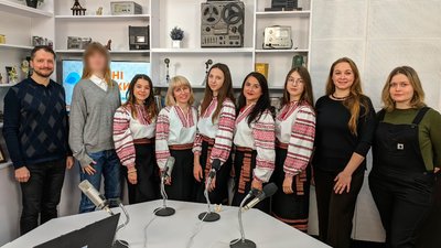 21-річна дівчина, яку підозрюють у вбивстві батька у Чернігові, з колективом у студії "Українського Радіо Чернігів" 21-річна дівчина, яку підозрюють у вбивстві батька у Чернігові, з колективом у студії "Українського Радіо Чернігів"
