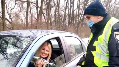 Прикарпатські поліцейські привітали водійок із Міжнародним жіночим днем Прикарпатські поліцейські привітали водійок із Міжнародним жіночим днем