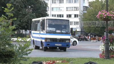 У центрі Луцька чоловік забарикадувався в автобусі та взяв заручників, фото Суспільне У центрі Луцька чоловік забарикадувався в автобусі та взяв заручників, фото Суспільне