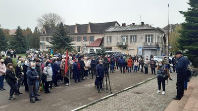 "Це підстава". Жителі Олешанської ОТГ вийшли на мітинг підтримати голову громади "Це підстава". Жителі Олешанської ОТГ вийшли на мітинг підтримати голову громади
