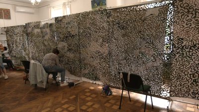 Волонтерки плетуть маскувальні сітки Волонтерки плетуть маскувальні сітки