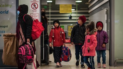 В Україну із закритого сирійського табору повернули жінку з чотирма дітьми В Україну із закритого сирійського табору повернули жінку з чотирма дітьми