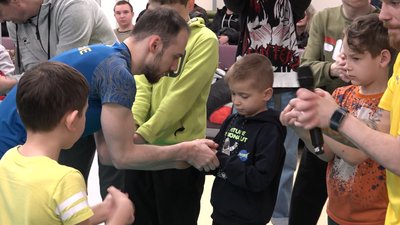 Спортивне тренування для дітей в лікарні Києва. Олімпійський чемпіон з Донецька розповів про вже друге таке заняття Спортивне тренування для дітей в лікарні Києва. Олімпійський чемпіон з Донецька розповів про вже друге таке заняття