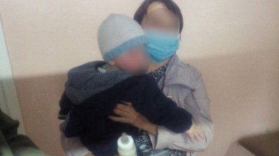Патрульні поліцейські Херсона врятували немовля Патрульні поліцейські Херсона врятували немовля