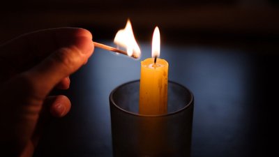 Горить свічка під час відключення світла